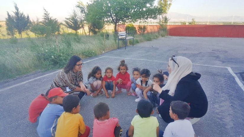 MalatyaŞam Derneği, Yazıhan Durucasu’da göçmen çocuklar için PSS çalışması yapıyor!